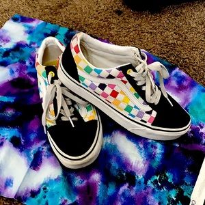 I’m am selling rainbow vans for20$